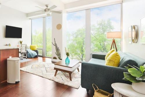 HostWise Stays - The Washington at Chatham - Free Parking, Private Gym, Skyline Views! in Pittsburgh, USA