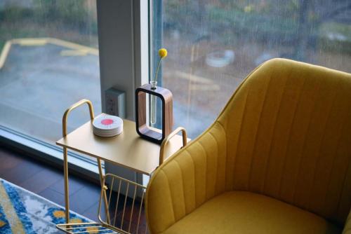HostWise Stays - The Washington at Chatham - Free Parking, Private Gym, Skyline Views! in Pittsburgh, USA