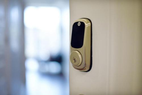 HostWise Stays - The Washington at Chatham - Free Parking, Private Gym, Skyline Views! in Pittsburgh, USA