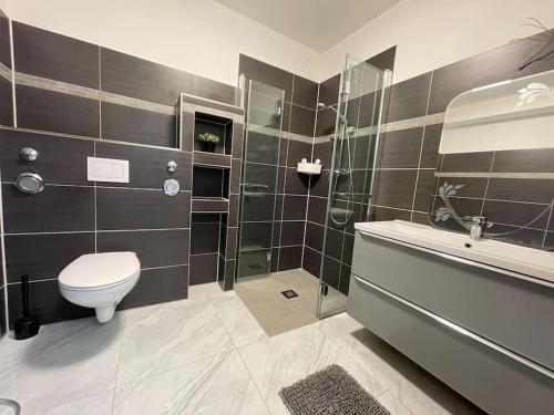 Shower, Fully equipped apartment 3 rooms 5 Bed in Neugraben-Fischbek
