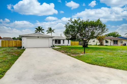 Exterior view, Just Remodeled! Close to All! 3 Miles to Beach!! 2 Miles From Airport! in Parker Ridge
