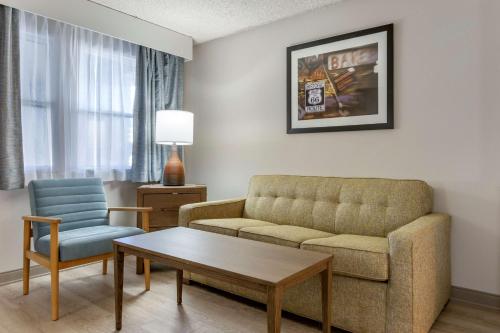 2 queen beds, 1 sofa bed