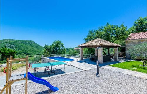  Stunning home in Mrcevo with 2 Bedrooms, WiFi and Private swimming pool in Mrčevo