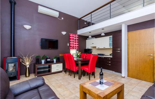  Stunning home in Mrcevo with 2 Bedrooms, WiFi and Private swimming pool in Mrčevo