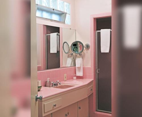 Deluxe King Room image 3