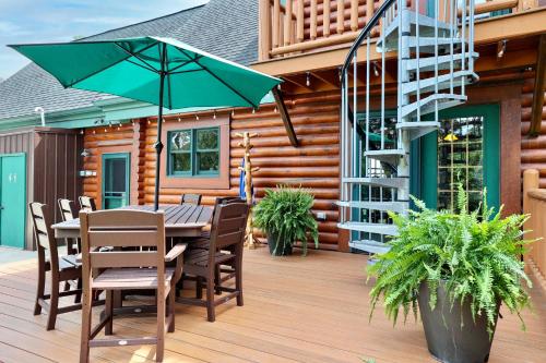 Rustic Cabin with seasonal Pool & Fire Pit - close to to Bike Path in Celina, USA