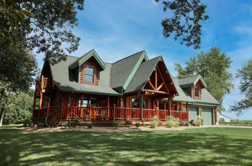 Rustic Cabin with seasonal Pool & Fire Pit - close to to Bike Path in Celina, USA
