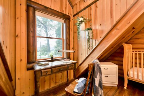 Rustic Cabin with seasonal Pool & Fire Pit - close to to Bike Path