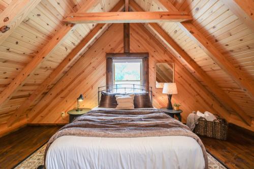 Rustic Cabin with seasonal Pool & Fire Pit - close to to Bike Path