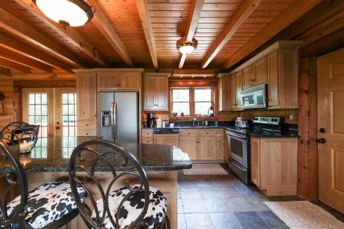 Rustic Cabin with seasonal Pool & Fire Pit - close to to Bike Path