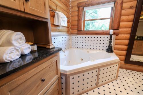 Rustic Cabin with seasonal Pool & Fire Pit - close to to Bike Path