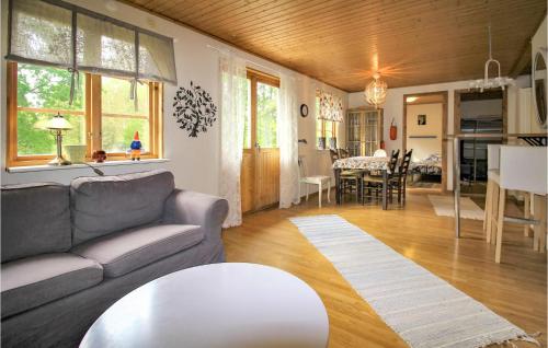 2 Bedroom Awesome Home In Röke (2 Bedroom Awesome Home In Roke) in Roke