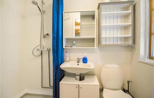 Vannas istaba, 2 Bedroom Awesome Home In Röke (2 Bedroom Awesome Home In Roke) in Roke
