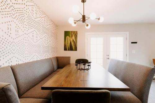POSH, Beautiful 4BR Townhome - Walk to Old Town! - Tap to explore photos
