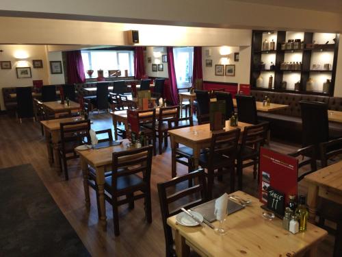 Hunters Lodge Inn - image 8