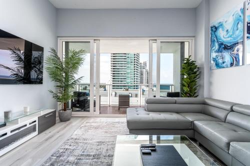 AMAZING 2BR 2BA NEWLY RENO BEACHFRONT APT W/BEACH VIEW thumb 2