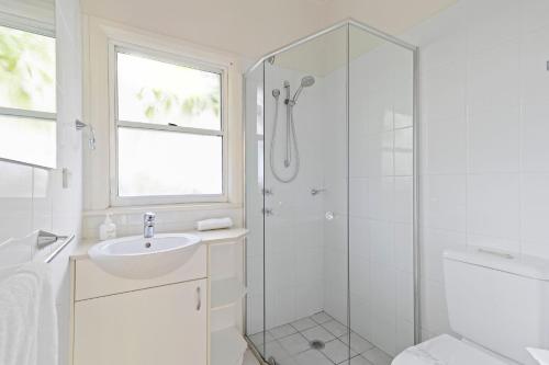 Two-Bedroom House image 4