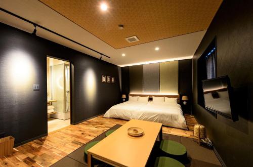 2 twin beds, 2 futon beds