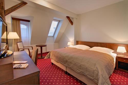 2 twin beds, 1 sofa bed