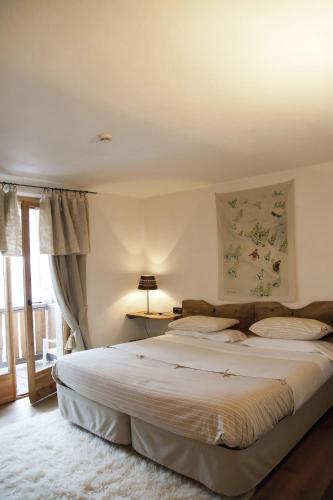 1 queen bed, 1 twin bed
