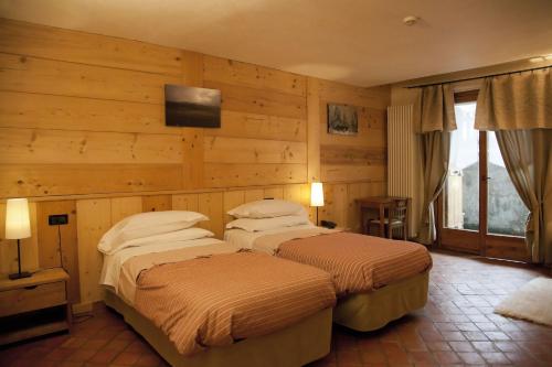 1 queen bed, 1 twin bed, 1 sofa bed