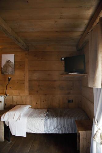 1 queen bed, 1 twin bed