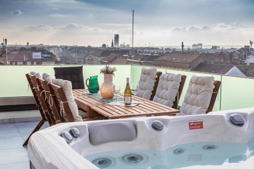 Centropolitan Penthouse with JACCUZZI- 2 Free PARKING- Self Check-In, Budapest