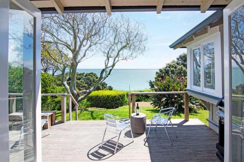 Exterior view, Bayview Bungalow - Nelson Holiday Home in Moana