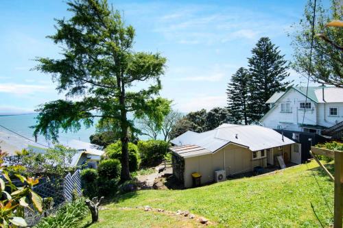 Exterior view, Bayview Bungalow - Nelson Holiday Home in Moana