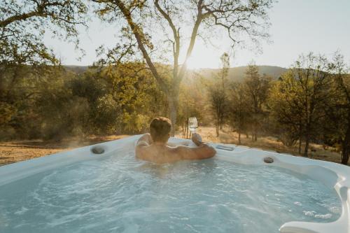 Hot tub, Glamour Mountain Getaway by Casa Oso with views and spa in Oakhurst