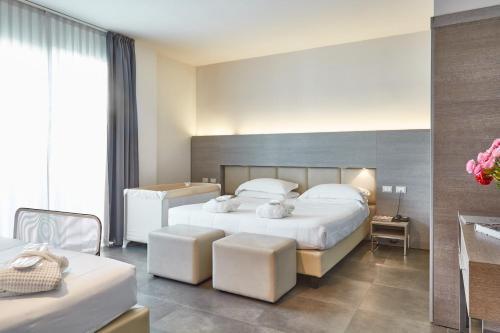 1 queen bed, 1 twin bed