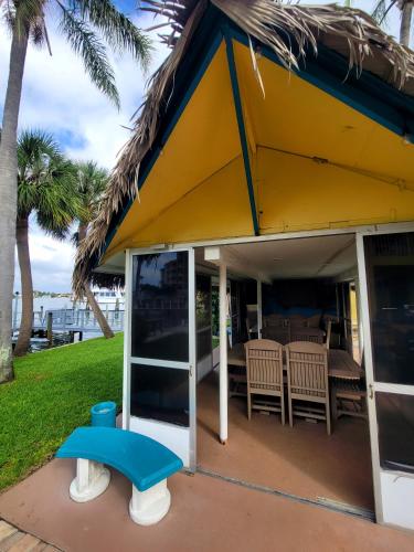 Searenity, Waterside studio in the heart of Treasure Island, walk to beach