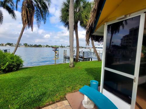 Searenity, Waterside studio in the heart of Treasure Island, walk to beach