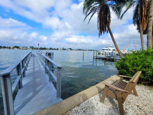 Searenity, Waterside studio in the heart of Treasure Island, walk to beach