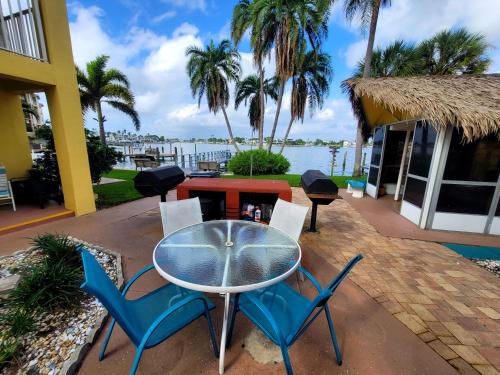 Searenity, Waterside studio in the heart of Treasure Island, walk to beach