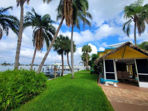 Searenity, Waterside studio in the heart of Treasure Island, walk to beach