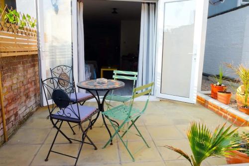 Spacious two bedroom, two bathroom Beach Nest with garden in Hastings