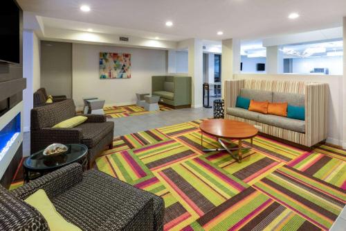酒吧/高級酒吧, 土薩市中心66號公路貝斯特韋斯特PLUS酒店 (La Quinta Inn & Suites by Wyndham Tulsa Downtown/Route 66) in 塔爾薩市區