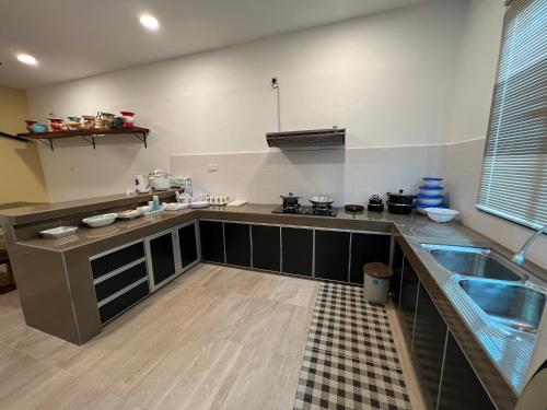 Konyha, 2000 négyzetméteres, 7 hálószobás Ház 2 fürdőszobával Taman Samudra területén (Sevenseas Seaview Family  Home ) in Taman Samudra