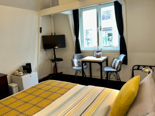 Standard Double Room image 10