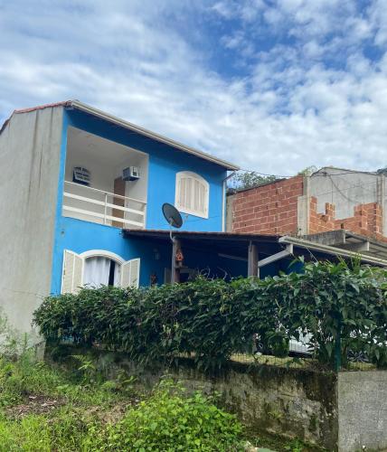 Bela casa em condominio de frente a cachoeira