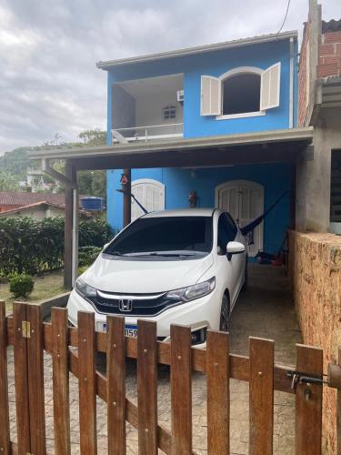 Bela casa em condominio de frente a cachoeira