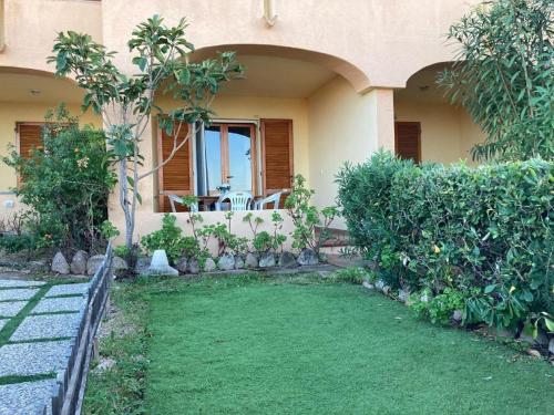 Cosy holiday home in Isola Rossa with garden in Cascabraga