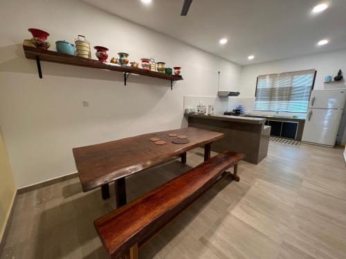 Konyha, 2000 négyzetméteres, 7 hálószobás Ház 2 fürdőszobával Taman Samudra területén (Sevenseas Seaview Family  Home ) in Taman Samudra