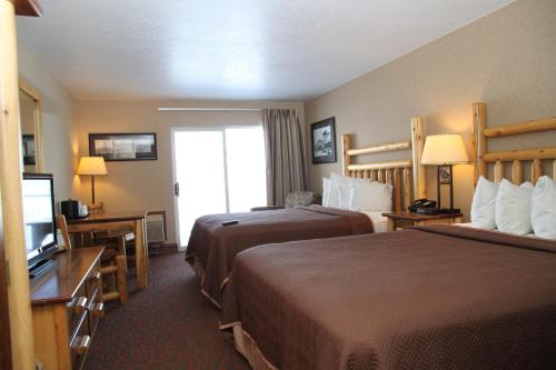 3 queen beds