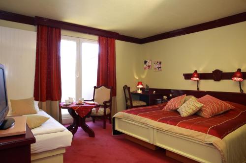 2 twin beds, 1 sofa bed