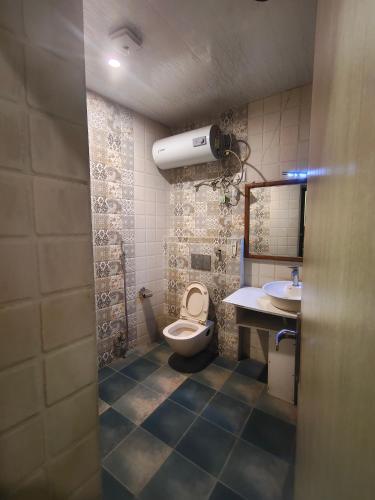 Bathroom, Mountain Zest-Simla Royale Near Mall Road-Free Pickup From Railway Station Simla in Shimla