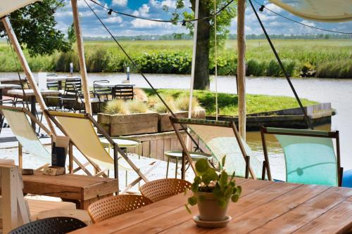 Pod Hotelkamer aan het water in Dongeradeel