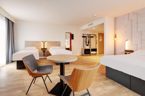 1 queen bed, 2 twin beds