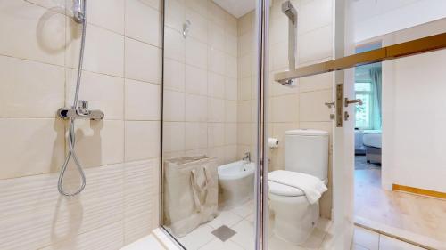 Elegant 2 BR Apartment with Beach Access - image 6
